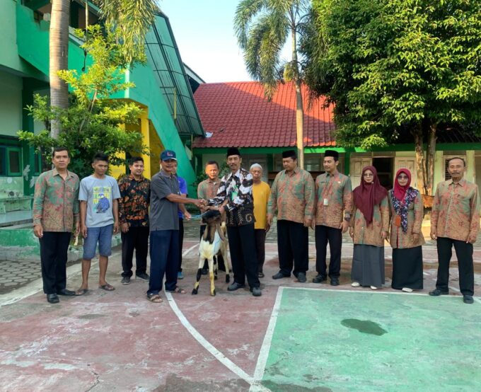 LATIHAN KURBAN MTsN 2 MAGETAN: MENANAMKAN NILAI IKHLAS DAN SEMANGAT BERBAGI SEJAK DINI