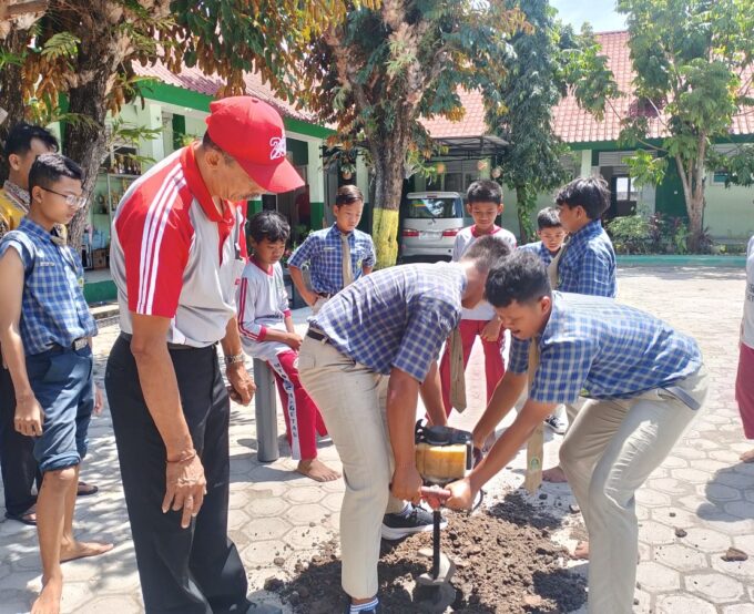 MTsN 2 Magetan Gelar Kerja Bakti Persiapan Adiwiyata