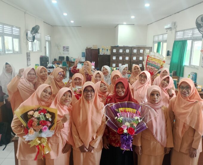 Kegiatan Rutin Dharma Wanita MTsN 2 Magetan: Merangkai Buket dengan Sentuhan Kreatif
