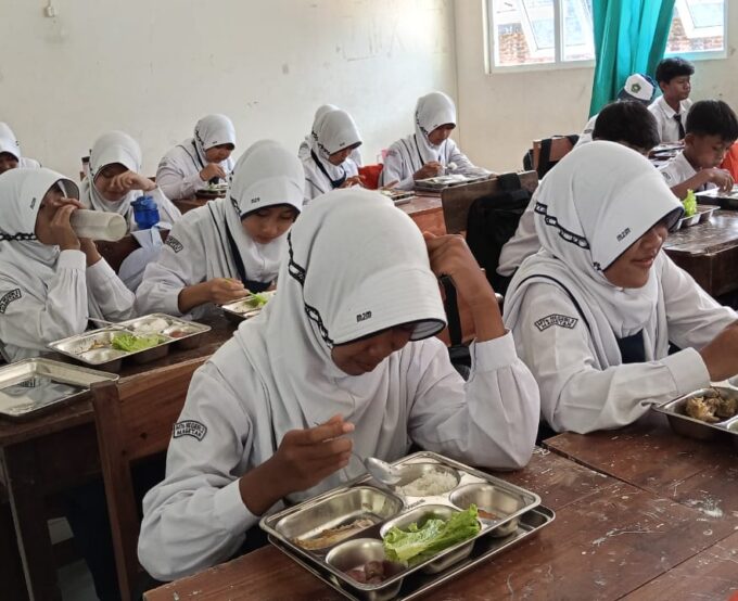 MTsN 2 Magetan Mulai Laksanakan Program Makan Bergizi Gratis, Disambut Antusias Peserta Didik