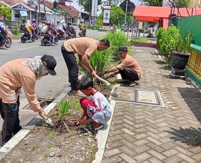 MTsN 2 Magetan Gelar Kegiatan Jumat Sehat dan Bersih Serta Persiapan Adiwiyata