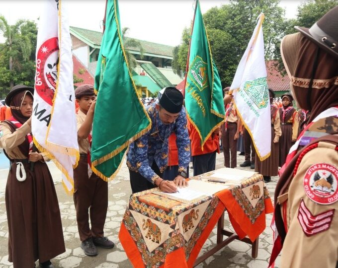 Peringati Hari Pahlawan, MTsN 2 Magetan Gelar Upacara Sekaligus Pelantikan Pengurus OSIM dan Dewan Penggalang Baru