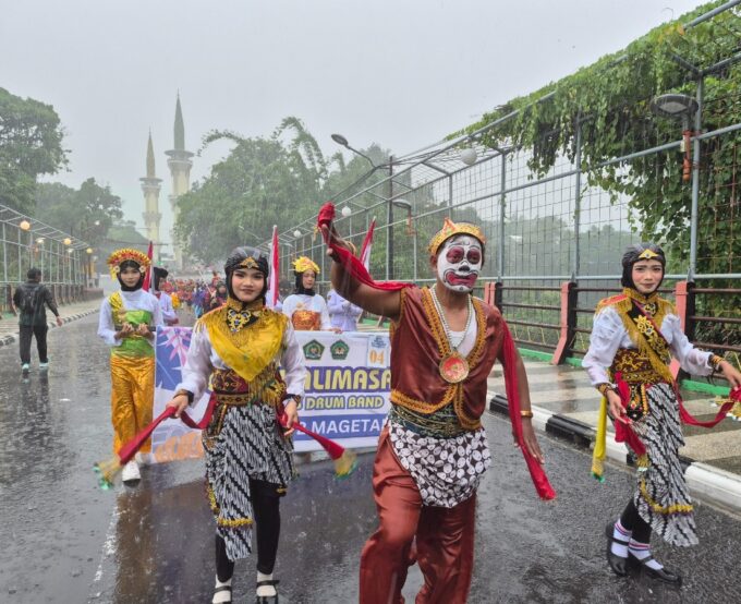 MTsN 2 Magetan Meriahkan Parade Drumband HAB Kemenag ke-80 Meski Diguyur Hujan Deras