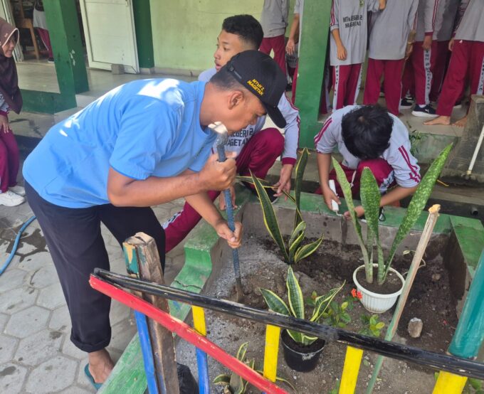 MTsN 2 Magetan Laksanakan Jumat Bersih sebagai Implementasi Program Adiwiyata