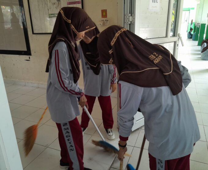 Jelang Turnamen Bola Voli Milad ke-59, MTsN 2 Magetan Gelar Jum’at Bersih dan Persiapan Teknis