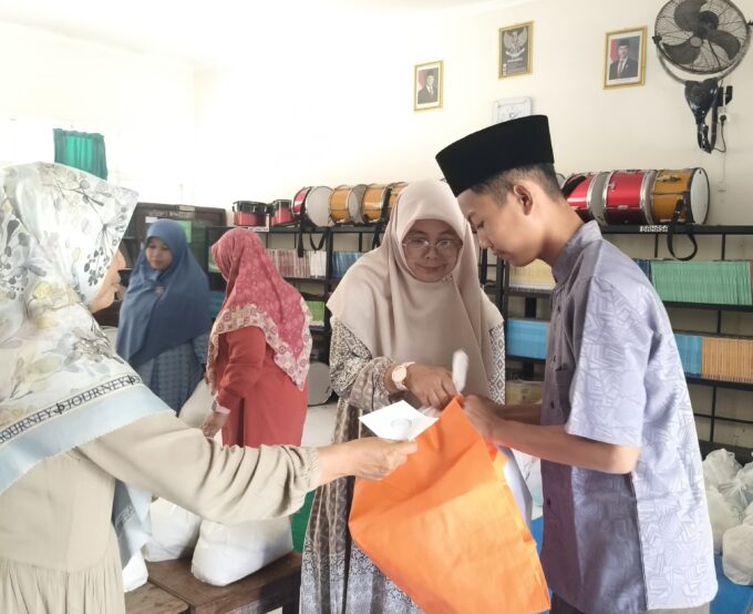 Penerimaan Zakat Fitrah Siswa MTsN 2 Magetan dalam Rangka Kegiatan Ramadan 1447 H