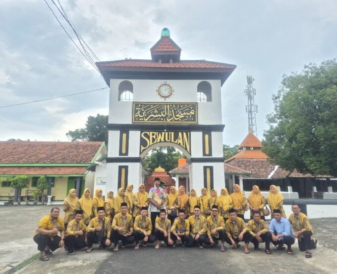 Guru MTsN 2 Magetan Laksanakan Ziarah ke Makam Para Pendiri sebagai Bentuk Penghormatan dan Doa Bersama