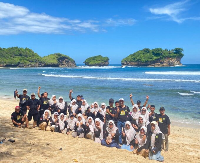 Perpisahan Purna Tugas Bapak Harno: Kebersamaan Penuh Haru di Kalicokel dan Pantai Watukarung