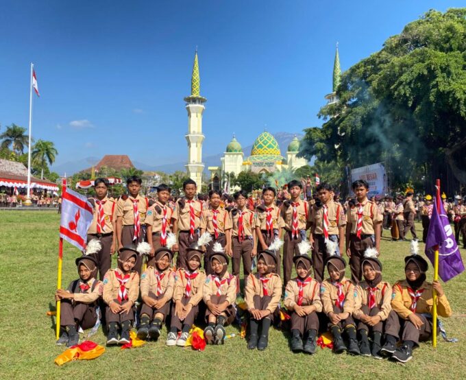Dewan Penggalang MTsN 2 Magetan Ikuti Apel Besar dan Parade Semaphore HUT Pramuka ke-65