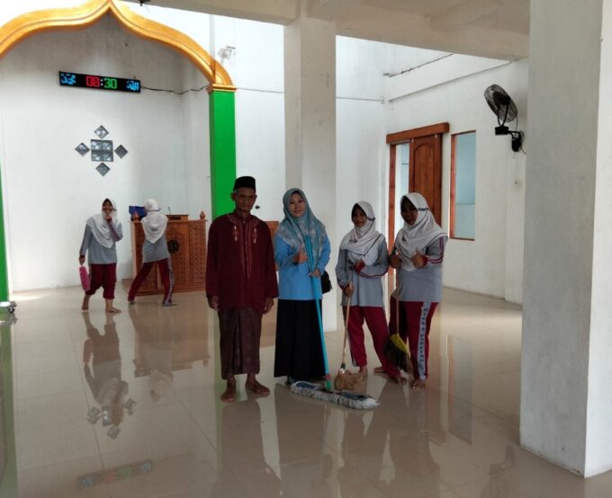 MTsN 2 Magetan Ikuti Gerakan Bersih-Bersih Masjid melalui GEBER MAS