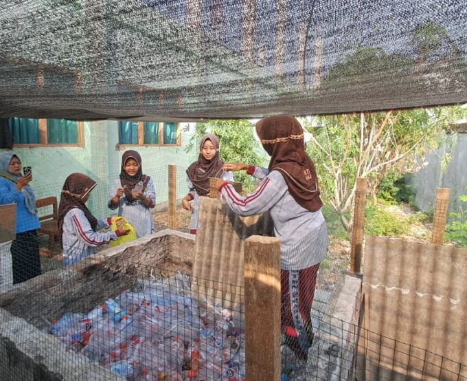 Semangat Peduli Lingkungan, Siswa MTsN 2 Magetan Laksanakan Aksi Bersih Lingkungan untuk Persiapan Adiwiyata